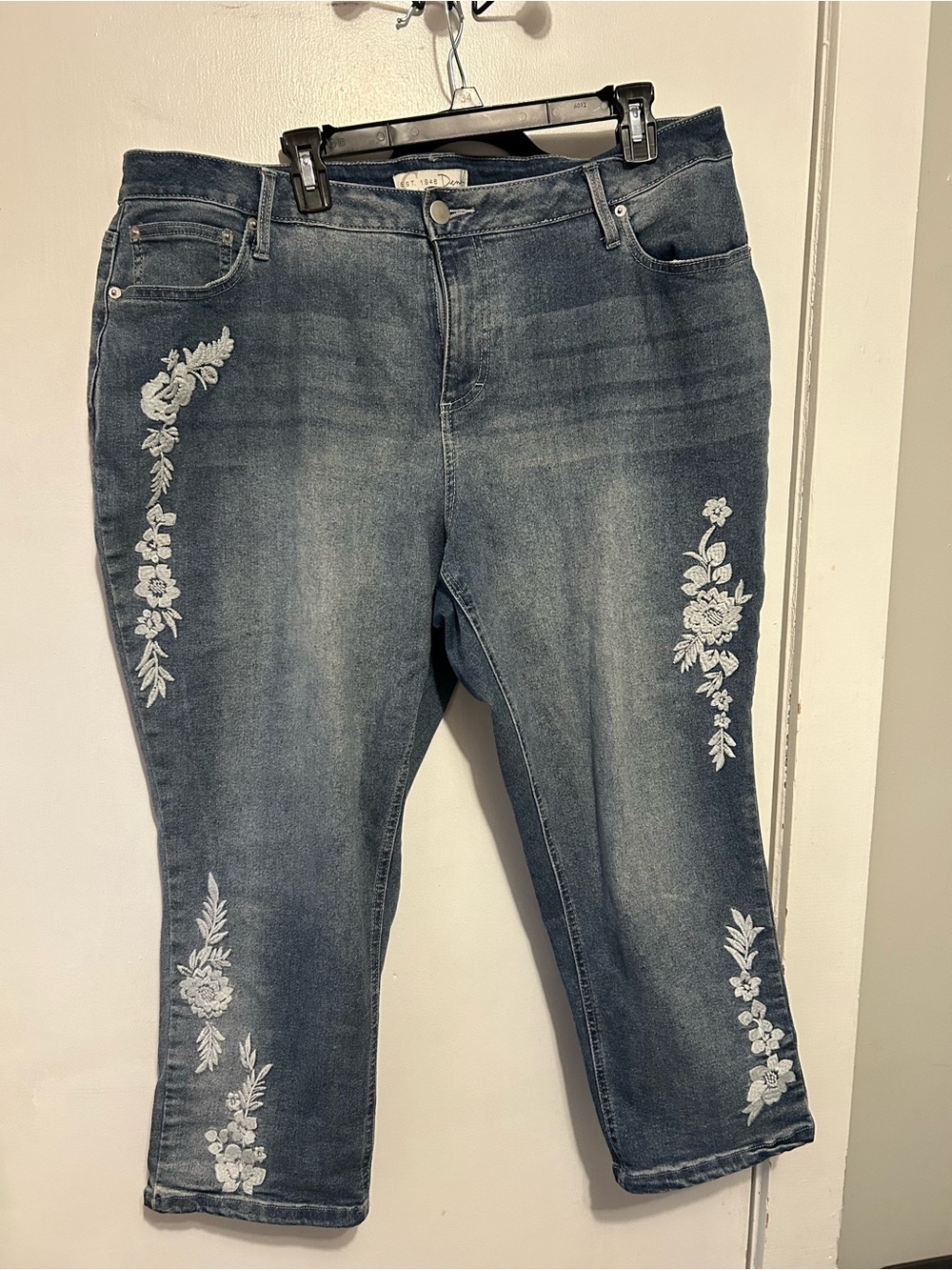 Cato Dark Blue Cropped Jeans with White Floral Embroidery